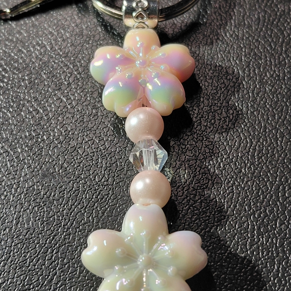 Elegant Flower, Bow And Pearl Irridescent Key Holder Key Ring - Picture 4 of 5